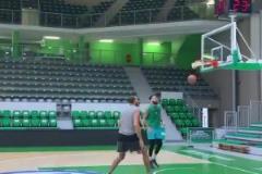 現在再來看看16歲的文班亞馬面對戈貝爾防守時的表現！