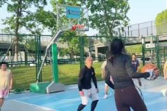 這國安女門將竟然打了肚釘，現在年輕人都玩的這么花啊