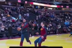 威少和約基奇這一幕像極了我們當年下課占球場的樣子