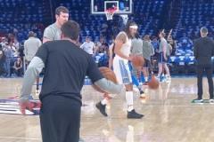 你不會要打吧！腿筋拉傷的戈登賽前依舊來到場地熱身