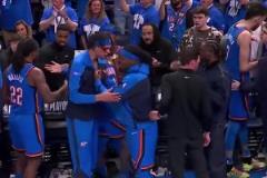 哥，是自己人！雷霆將分差拉大至38分，多特在場下“怒抓”吉?領口