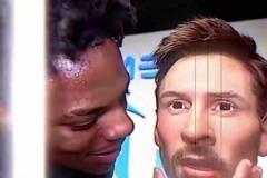 逆天！甲亢哥摸了摸“梅西”下體，還貼臉開大：C羅更強