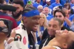 英雄相惜！亞歷山大賽后與威少相擁，兩人開懷大笑！