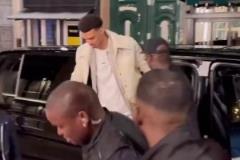 文班亞馬確實帥氣，關鍵還特寵小球迷