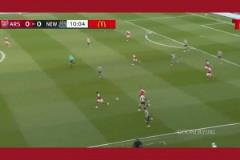 網友：他每周周薪200k，在場上只需要將球傳給薩卡！