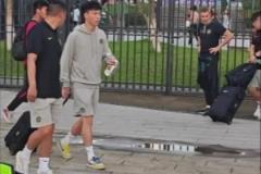 幸好！球迷賽后拍到王鈺棟坐車，看樣子應(yīng)該是無大礙