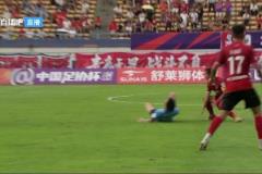 這下是真狠慢鏡頭看王鈺棟被身后兇猛犯規(guī)，直接原地打滾了！