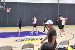 洛杉磯迎來真王楊瀚森回洛杉磯訓練赴湖人主場踩場啦