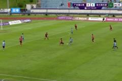 小王起身懵逼！王鈺棟禁區內被放倒但裁判示意沒有點球