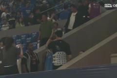 球迷實錘了！拉塞爾身穿曾凡博球衣來到G6現場與曾凡博互動