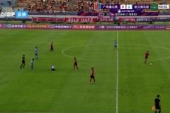 背后鏟！鏟王鈺棟被廣州蒲公英球員暴鏟倒地，受傷后無法起身