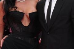 俊男靚女！迪巴拉與妻子戛納走紅毯，禮服真漂亮