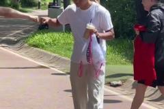 駝背有點厲害?。∝峒o聞下班班時刻，給人一種忠厚老實的感覺