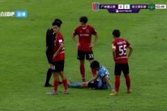 上擔(dān)架了！王鈺棟差點(diǎn)被擔(dān)架抬下去還好自己還能起身退場