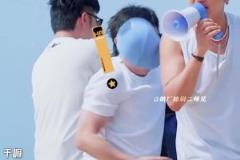 社恐馬兒外國美女找內馬爾拍照，馬兒有點不知所措~