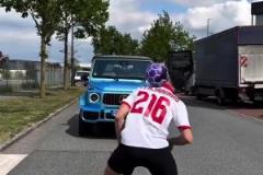 足球網紅沖出道路截停C羅，C羅不作計較反向對方贈禮