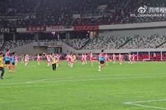 一座城市對足球的態度！蘇州東吳主場啦啦隊表演和草坪維護