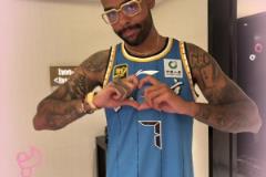 會來CBA嗎？拉塞爾身穿北京7號球衣比心中國球迷：我愛你??