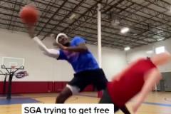 中外球迷達成一致外國球迷模仿亞歷山大造犯規 畫風逐漸離譜