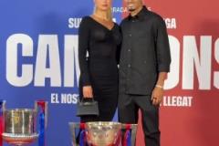 拉菲尼亞還要墊著腳和女友合影男人果然對身高是有執著的