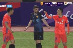 火藥味！泰山隊多名球員團團圍住青島諾布雷加，后者有點怵了