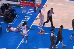 被吹技犯！愛德華茲死球期間，刻意將球扔到倒地的SGA身上