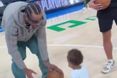 亞歷山大一歲的兒子也來到了現場！女友看起來也是相當賢惠的