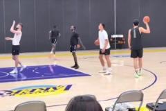 這項天賦真可以！楊瀚森現身湖人訓練館，大手運球像吸盤一樣牢！