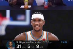 這是看見啥繃不住了！華子指著技術(shù)統(tǒng)計，和蘭德爾相視一笑