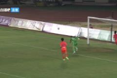 逆天王大雷！后場慢慢悠悠不拿球，丟球后還把對方球員絆倒了