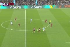 十人打十人！庫克亮鞋釘鏟倒岡薩雷斯，裁判果斷將其直紅罰下