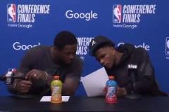 心態(tài)不錯！愛德華茲和蘭德爾賽后看數(shù)據(jù)統(tǒng)計，然后一起笑了