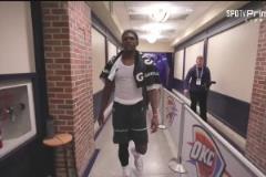 西決G1苦吞失利！華子披上毛巾提前離場，臉上寫滿了不甘啊…