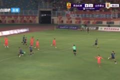 王大雷搞笑禁區內開大腳時踢在對方腿上，自己痛得原地打滾