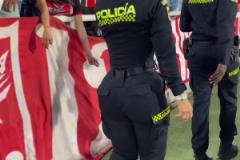 逆天腰臀比啊這是哪支足球隊的女保安身材這么夸張！