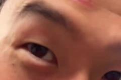 腦門腫了！孫興慜被人推撞到了獎杯，但孫哥高興得合不攏嘴