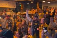 不敢想象他們有多幸福！步行者球迷在印第安納酒吧里狂歡慶祝