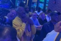 嗨翻了！哈利伯頓爸爸在線下觀賽，瘋狂掐脖子跳舞慶祝