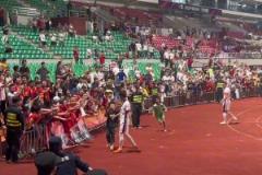 豪哥的影響力！足協杯賽后，韋世豪為熱情的主隊廣西球迷逐一簽名