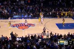 又被你裝到了！哈利伯頓剩0.2秒直接將球傳給唐斯，然后慶祝！