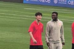 場上爭鋒相對，場下談笑風生，看來韋世豪和阿齊茲感情非常不錯！