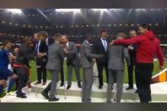 拐杖聯(lián)上臺(tái)領(lǐng)獎(jiǎng)！17年曼聯(lián)歐聯(lián)奪冠，穆帥帶領(lǐng)曼聯(lián)勇奪小三冠！