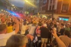 干得漂亮！大量畢巴球迷加入熱刺球迷一起慶祝曼聯輸球