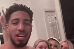 你小子艷福不淺啊！哈利伯頓光著膀子與三位金發美女同框