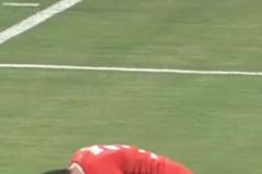 銅梁龍隊員白余濤抽筋倒地，為節省時間，忍痛爬出草坪接受治療