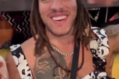 反差猛男戈登身穿可愛熊貓背帶褲 胸前猩猩紋身搶鏡