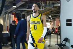 讓他裝到了哈利伯頓賽后離場說道：為什么這么安靜啊？？！