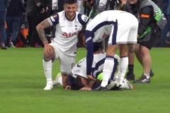 情緒激動！終場哨響后孫興慜趴跪在地痛哭，隊友安慰后將他拉起