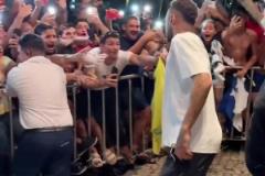 球迷太熱情了！內馬爾復出球迷把圍欄都擠倒了！