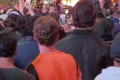 這就是籃球！比賽還剩4分鐘時尼克斯球迷高喊“4場拿下”！